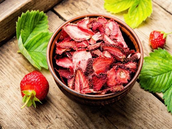 6 طرز تهیه توت فرنگی خشک (چیپس توت فرنگی) براق و بدون سیاه 6 طرز تهیه توت فرنگی خشک (چیپس توت فرنگی) براق و بدون سیاه شدن