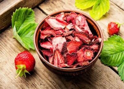 6 طرز تهیه توت فرنگی خشک (چیپس توت فرنگی) براق و بدون سیاه شدن